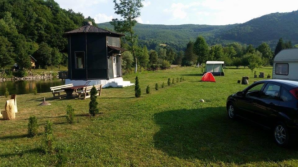 Hotel Auto Kamp Lav Kulen Vakuf Exteriér fotografie