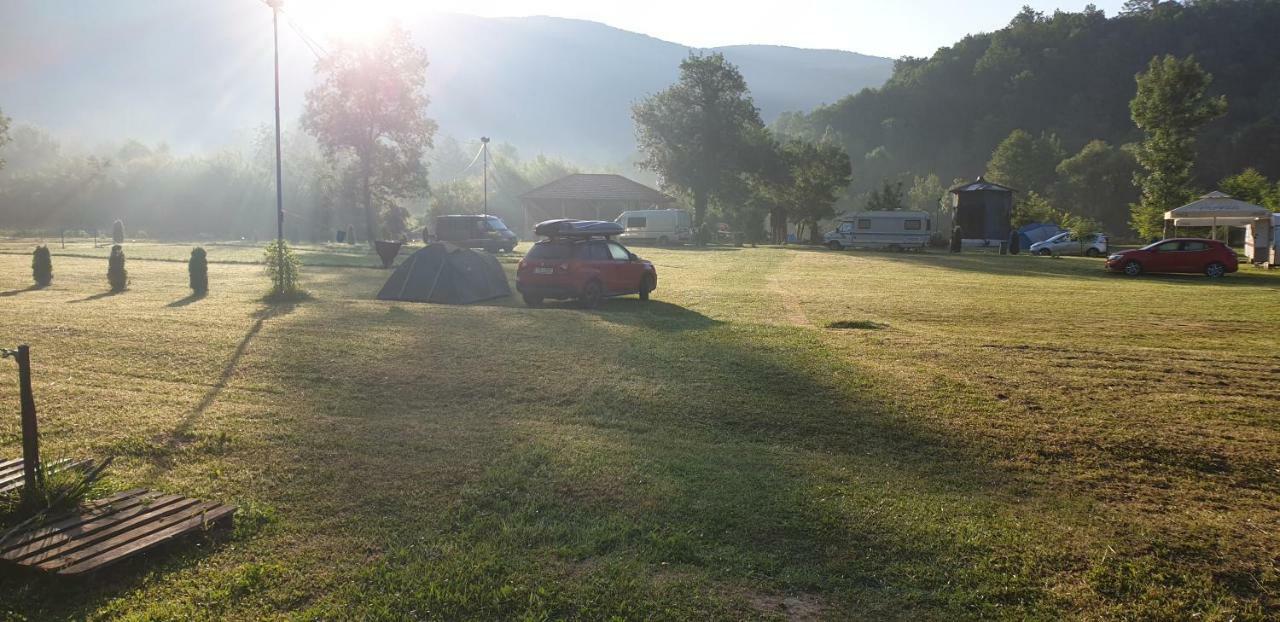 Hotel Auto Kamp Lav Kulen Vakuf Exteriér fotografie