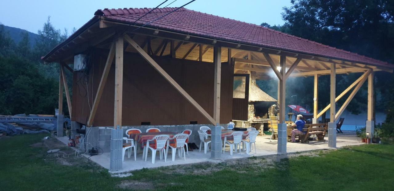 Hotel Auto Kamp Lav Kulen Vakuf Exteriér fotografie